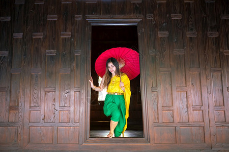 人们裙子美丽的泰国妇女以伞式传统风格装饰泰国妇女图片