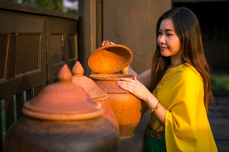 传统的泰国妇女以伞式传统风格装饰泰国妇女戏服绿色图片