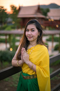 时尚泰国妇女穿戴传统风格的泰国妇女绿色古老的图片