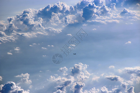 从飞机窗口的美丽景色从飞机窗口到天空云彩和飞行机的全景在天空中行的风景机在云层中行机从另一架的窗口在天空中飞行高度水平的自然图片
