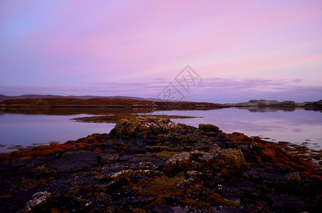 好的暮苏格兰邓维甘湖上空的粉色和紫天空阿尔巴图片