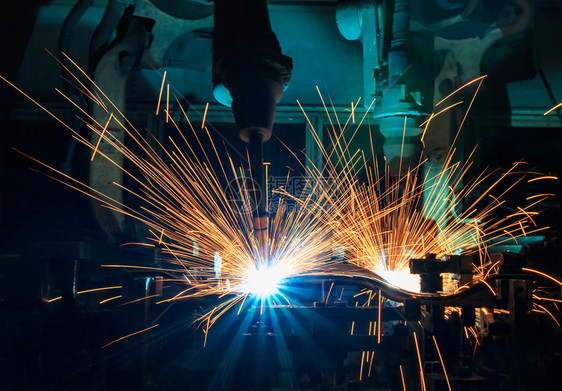 工业机器人是汽车厂部分的焊接组装自动化制造业行图片