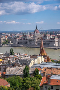 夏天老的匈牙利布达佩斯1802在阳光明媚的夏日多瑙河和匈牙利布达佩斯议会大厦的全景多瑙河和匈牙利布达佩斯议会大厦游览图片