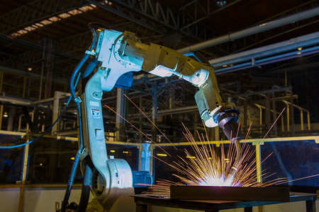 机器人正在生产线中焊接机械图片