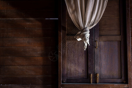 优质的传统泰式房屋国风格建筑中的窗帘和白带的木质图案老的控制板图片