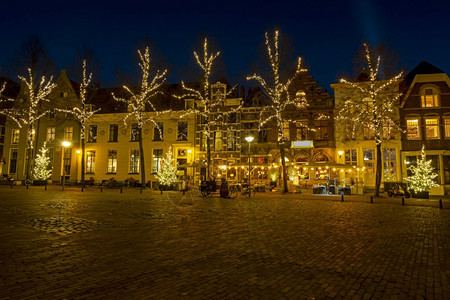 城市日落时在荷兰的圣诞节时间Deventer市景色优异屋图片