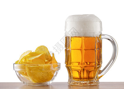 酒吧柜台加一杯啤酒和盘薯片在白背景的酒吧柜台被孤立杯啤酒和一块薯片传统的金快速地图片