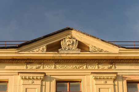 夏天在白俄罗斯明克的旧建筑上使用苏维埃标志铁锤和镰刀斯大林子图片