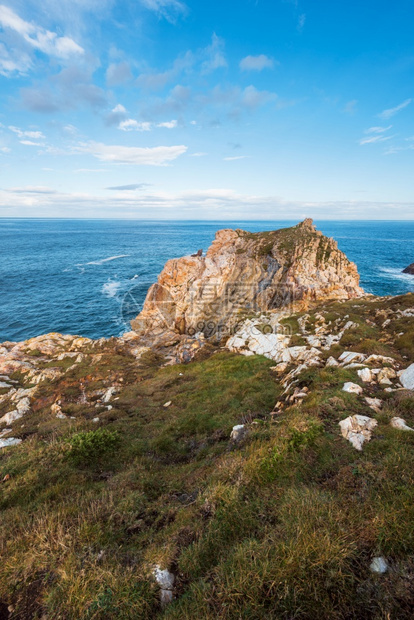 波浪旅游夏天西班牙阿斯图里亚州坎塔布基海的景色岸和悬崖观图片