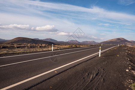 西班牙加那利群岛兰萨罗特火山地貌的道路景观旅游美丽的图片