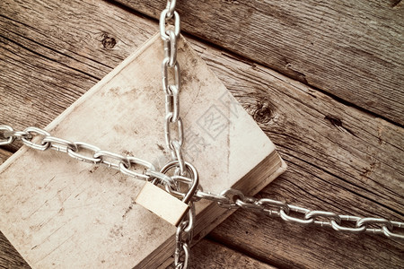 机密的法律读旧书有木背景的锁链和挂图片