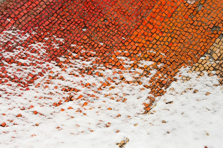 季节一片旧的彩色马赛克碎片部分被雪覆盖冬季开始有条纹的冷若冰霜设计图片