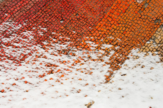 季节一片旧的彩色马赛克碎片部分被雪覆盖冬季开始有条纹的冷若冰霜图片