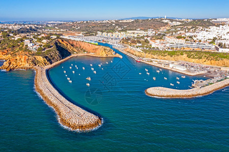 游艇海岸线来自葡萄牙阿尔加维布费拉港的航空景观图片