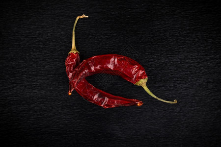 有机的吃颜色红辣椒深底的干图片
