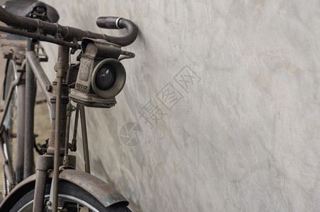 乡村的乐趣齿轮在水泥墙附近的自行车的老旧风格自行车的老风格图片