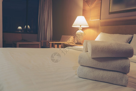 卧室放松内部的现代旅馆白衣服和毛巾图片