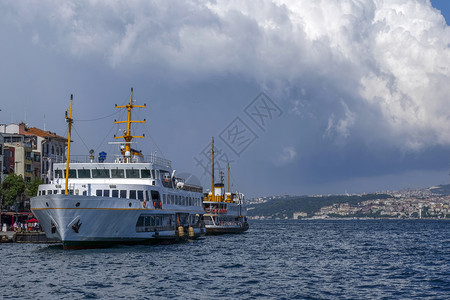 水出口Bosphorus伊斯坦布尔海峡和游轮航运图片