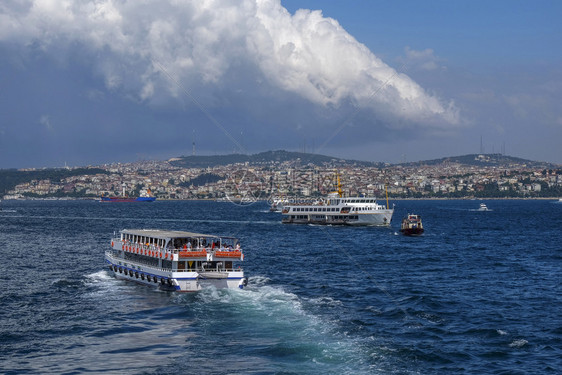 起重机血管航海的Bosphorus伊斯坦布尔海峡和游轮图片