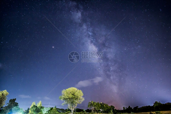 晚上夜空美丽的奶状星系天文摄影旅行图片