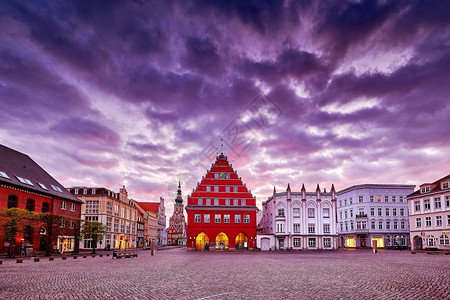 天空古里夫斯瓦尔德在日落的历史市场城色彩缤纷图片