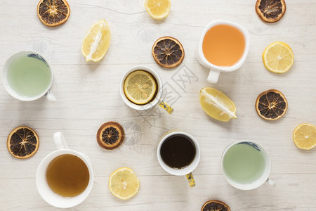 各种茶叶陶瓷杯柠檬木背景的干葡萄水果片框架种子人们图片