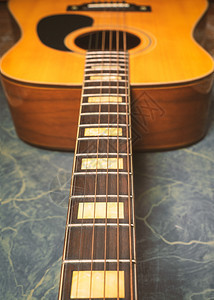 吉他手复古的现代绿色大理石背景的音响吉他乐概念图片