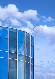 正面市中心商业垂直框蓝色天空背景云白面玻璃办公室建筑的弯曲角低度视图垂直框图片