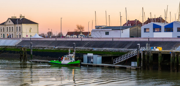 日出平台与工人一起在比利时波兰肯堡港欧洲流行城市停靠的船图片