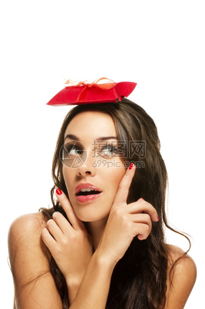 吸引人的女用手指着头上的礼物女人用手指着头上的礼物白色背景黑发快乐的图片
