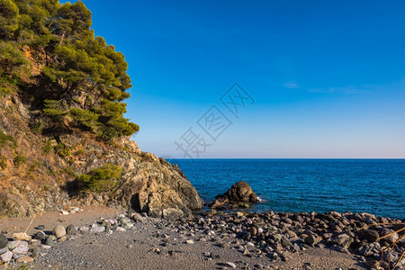 结石户外瓦拉兹和科戈莱托之间的利古里安海岸典型的石头滩瓦拉泽图片