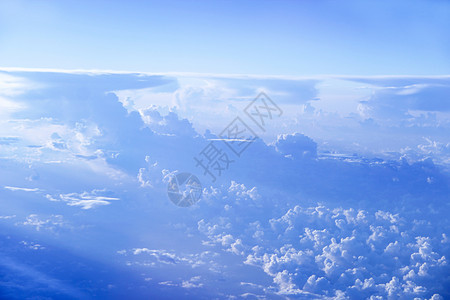 蓝色天空上美丽的白云有阳光明媚的射线蓝色天空全景上的白云自由景户外图片