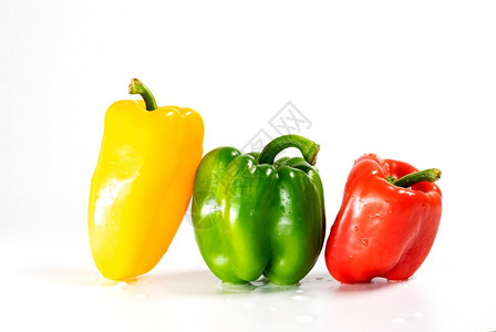 由白色背景上隔离的3个大型新鲜辣椒绿色红和黄白的红素食主义者图片