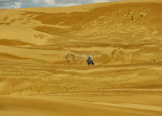 乡村的曼汗蒙古沙漠丘蒙古牧羊人骑着马旅行图片