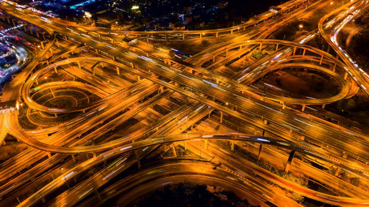 坡道小时夜间在大型公路交叉口对通的空中观察旅行图片
