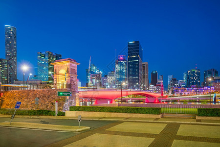 夜晚景观旅行布里斯班市天际线和澳大利亚黄昏的布里斯班河图片