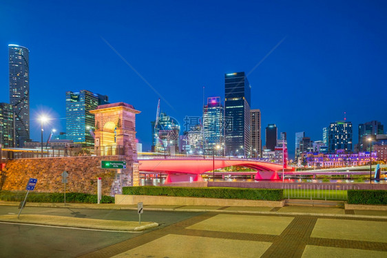 夜晚景观旅行布里斯班市天际线和澳大利亚黄昏的布里斯班河图片