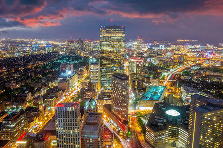 美国马萨诸塞州日落时市中心波士顿下城夜晚著名的建筑物图片