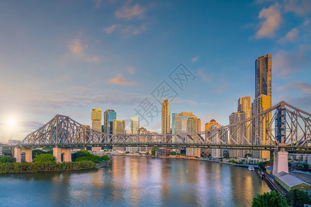 全景澳大利亚日落时布里斯班市天际线和布里斯班河建筑学现代的图片