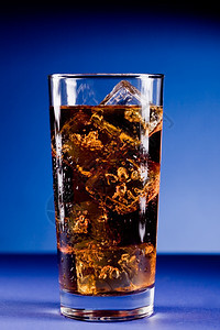 立方体餐厅照片美味的冷玻璃和可口乐及冰块鸡尾酒图片