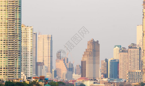 蓝色的现代建筑物曼谷市办公楼和商业大楼的建造曼谷市晚间图片