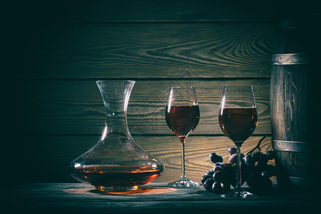 单身的材料两杯红酒双和桶子在木制桌边的板上葡萄酒图片