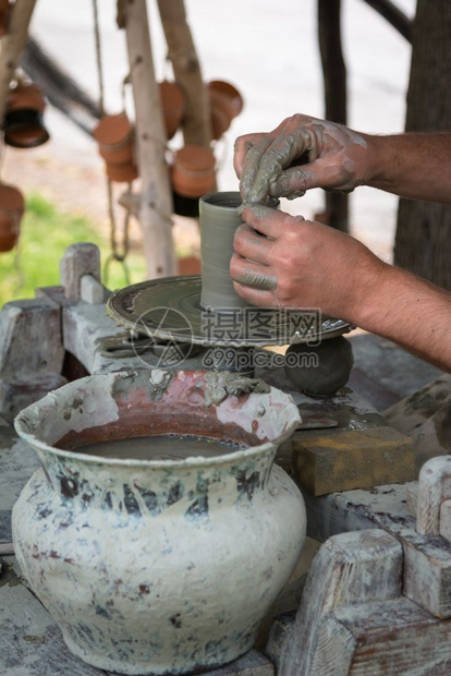 雕塑男人Clay和Terracotta手和设备工作艺术的图片