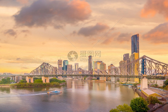 城市的故事布里斯班市天际线和澳大利亚黄昏的布里斯班河商业图片