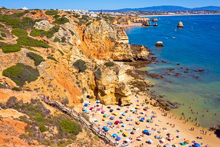 结石多岩的来自葡萄牙拉各斯附近岩石南海岸的PraiadoCamillo的空中飞行最佳图片