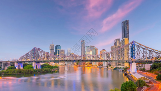 水澳大利亚日落时布里斯班市天际线和布里斯班河建筑学商业图片