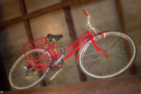 艺术在天花板上展示的红色旧式自行车库存照片老式的图片