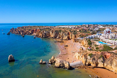 旅行风景优美来自葡萄牙拉各斯附近岩石南海岸的PraiadoCamillo的空中飞行天线图片