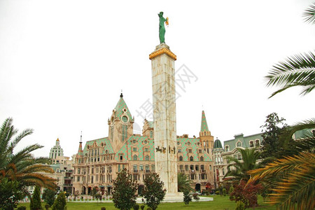 在欧洲广场的梅迪亚神像对抗乌云天格鲁吉亚巴统市佐治亚巴统市多云的城镇图片