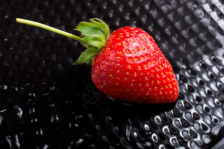 自然美丽的一种多汁甜和成熟的草莓果景色营养图片